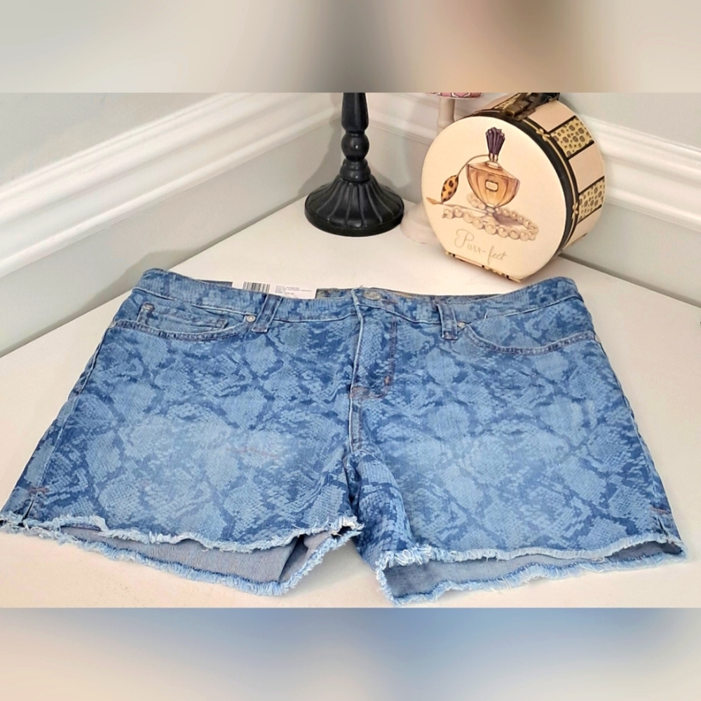 Seven7 Phyton Indigo Print Jean Shorts Sz 8 NWT